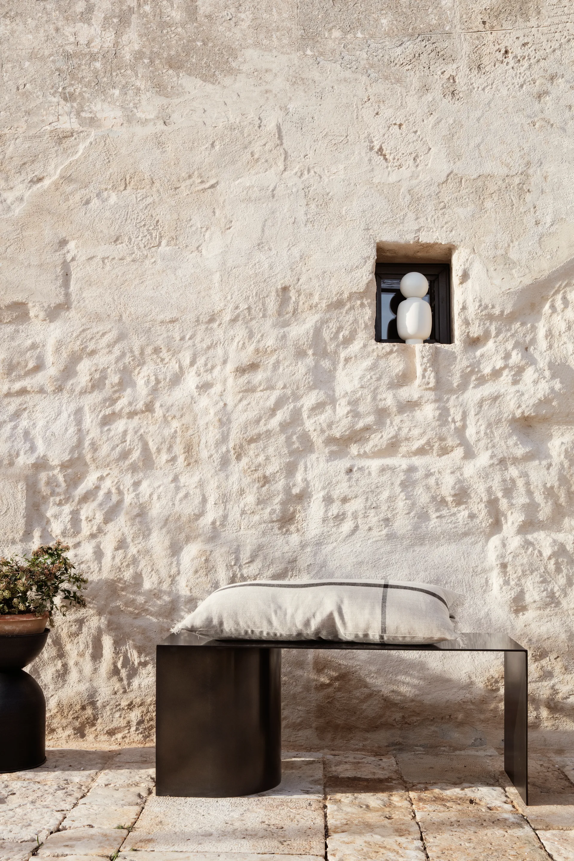 Hourglass kruka liten Ø30 cm, Svart-mörkgrå Ferm Living