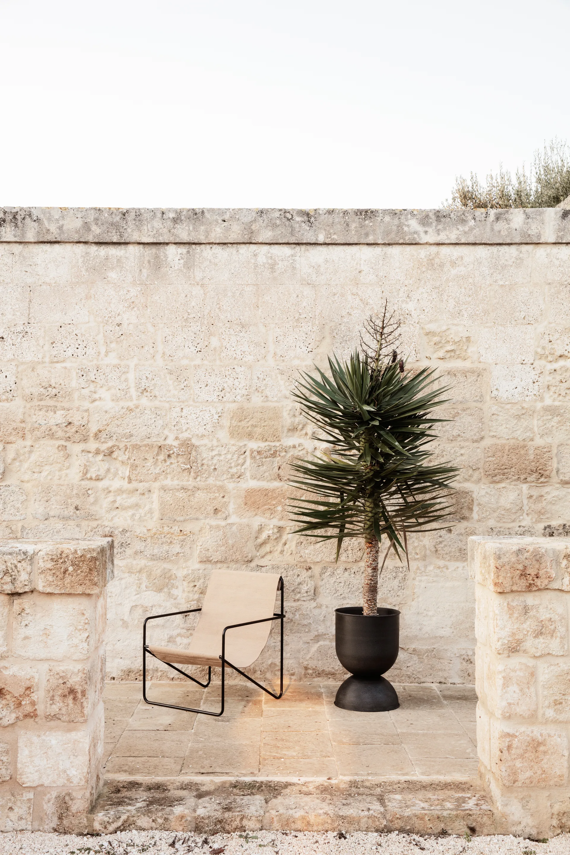 Hourglass kruka medium Ø40 cm, Svart-mörkgrå Ferm Living