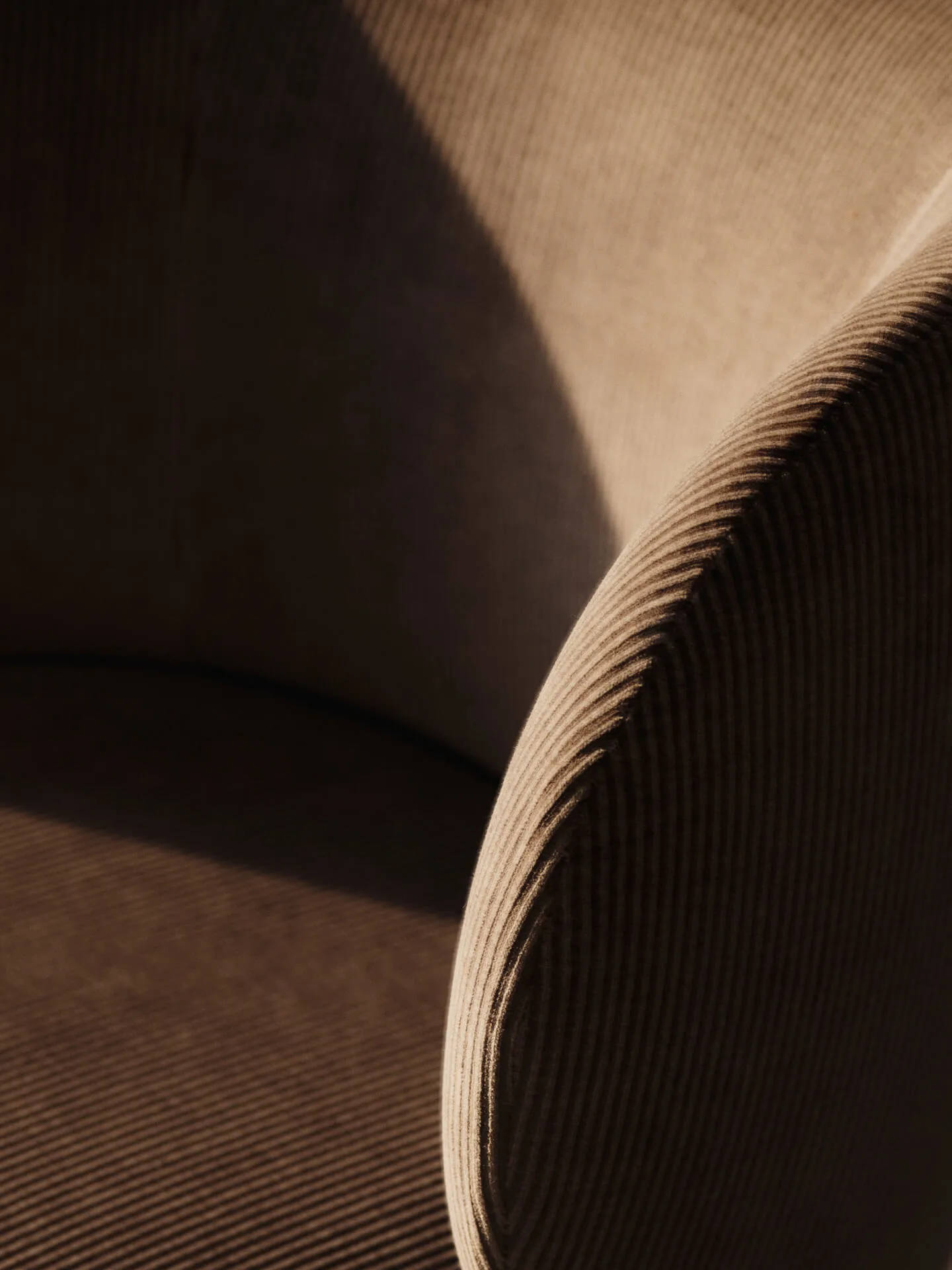 Rico dining chair på hjul Devoré Velvet, Flint Grey Ferm Living