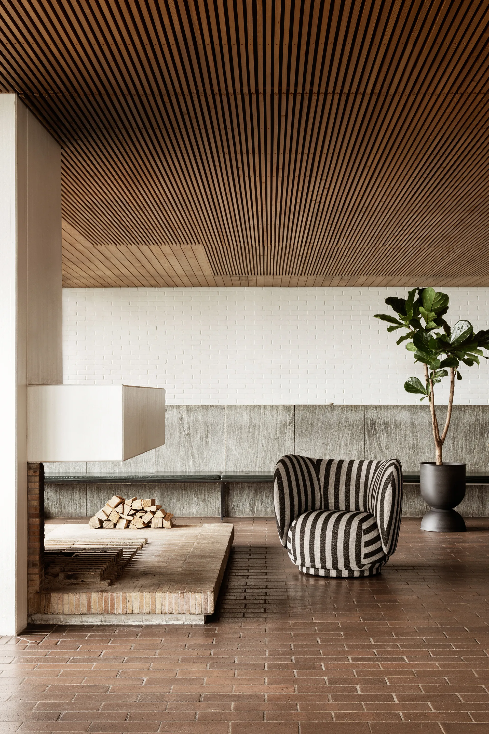 Rico lounge chair fåtölj, Louisiana sand black Ferm Living