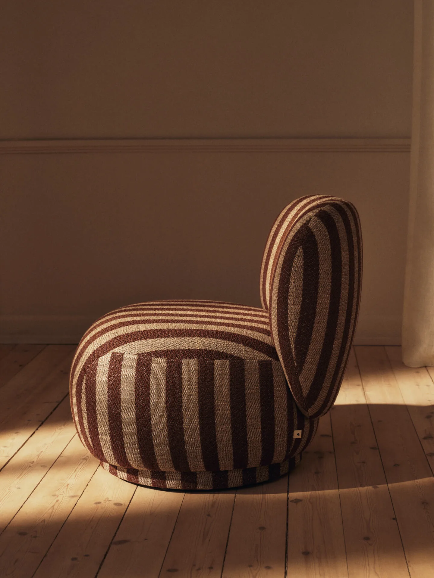 Rico lounge chair piccolo fåtölj, Louisiana, Sand-chocolate Ferm Living