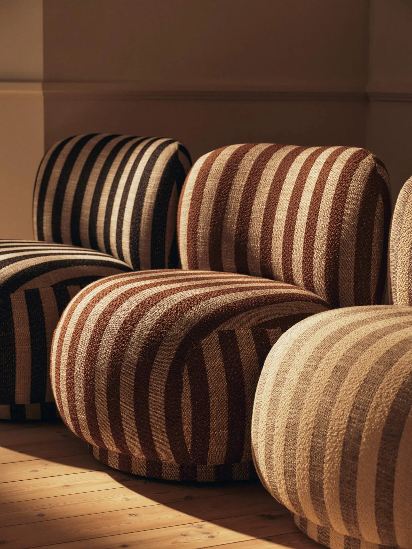 Rico lounge chair piccolo fåtölj, Louisiana, Sand-chocolate Ferm Living