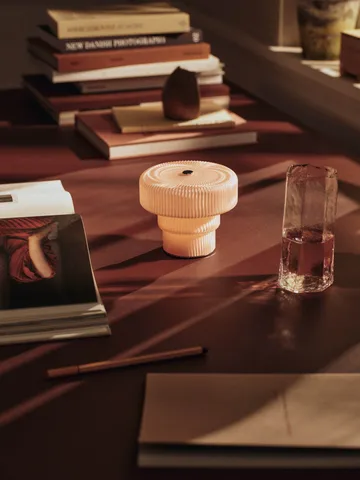 Ripple portabel bordslampa 10 cm - Pale rose - Ferm Living