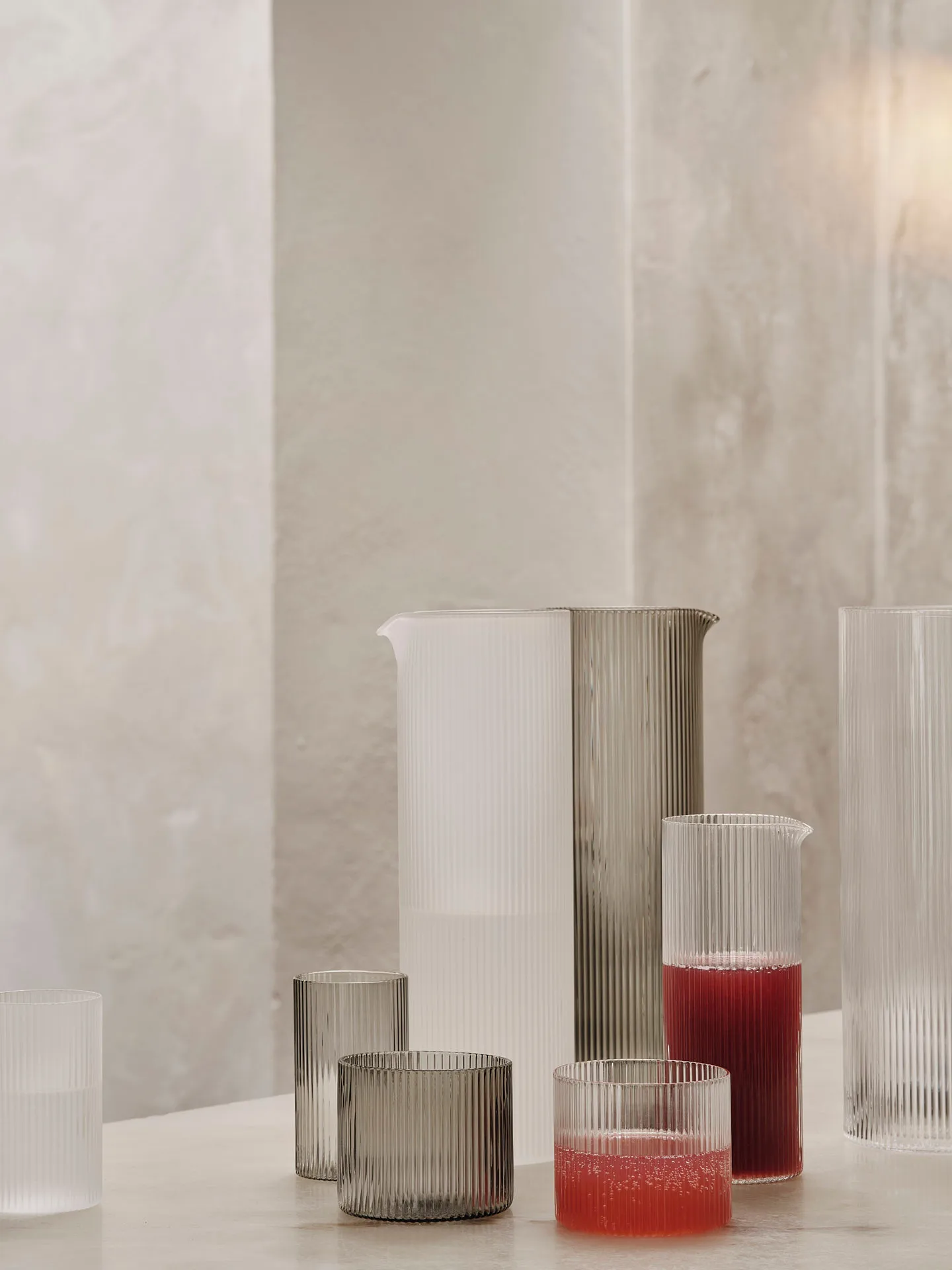 Ripple vattenkaraff 1,12 L, Smoked grey Ferm Living