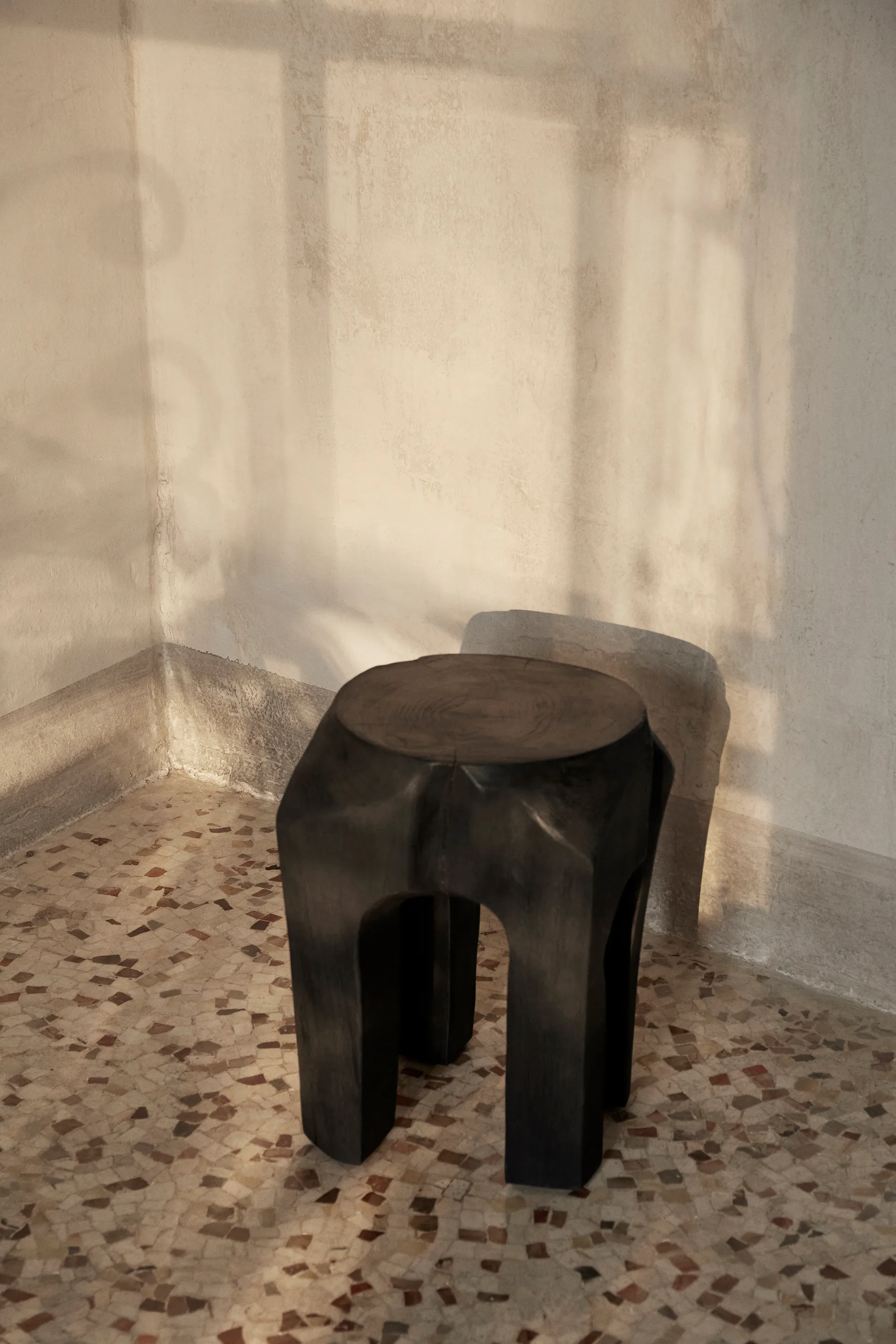 Root rund pall Ø30x40 cm, Black stained Ferm Living