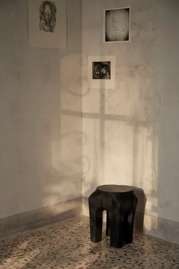 Root rund pall Ø30x40 cm - Black stained - Ferm Living