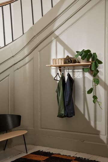 Sector hylla med stång 37x87 cm - Oak-brass - Ferm Living