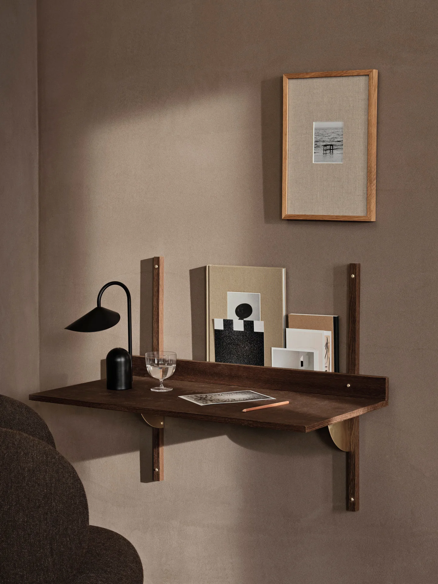 Sector skrivbord, Smoked Oak, brass Ferm Living
