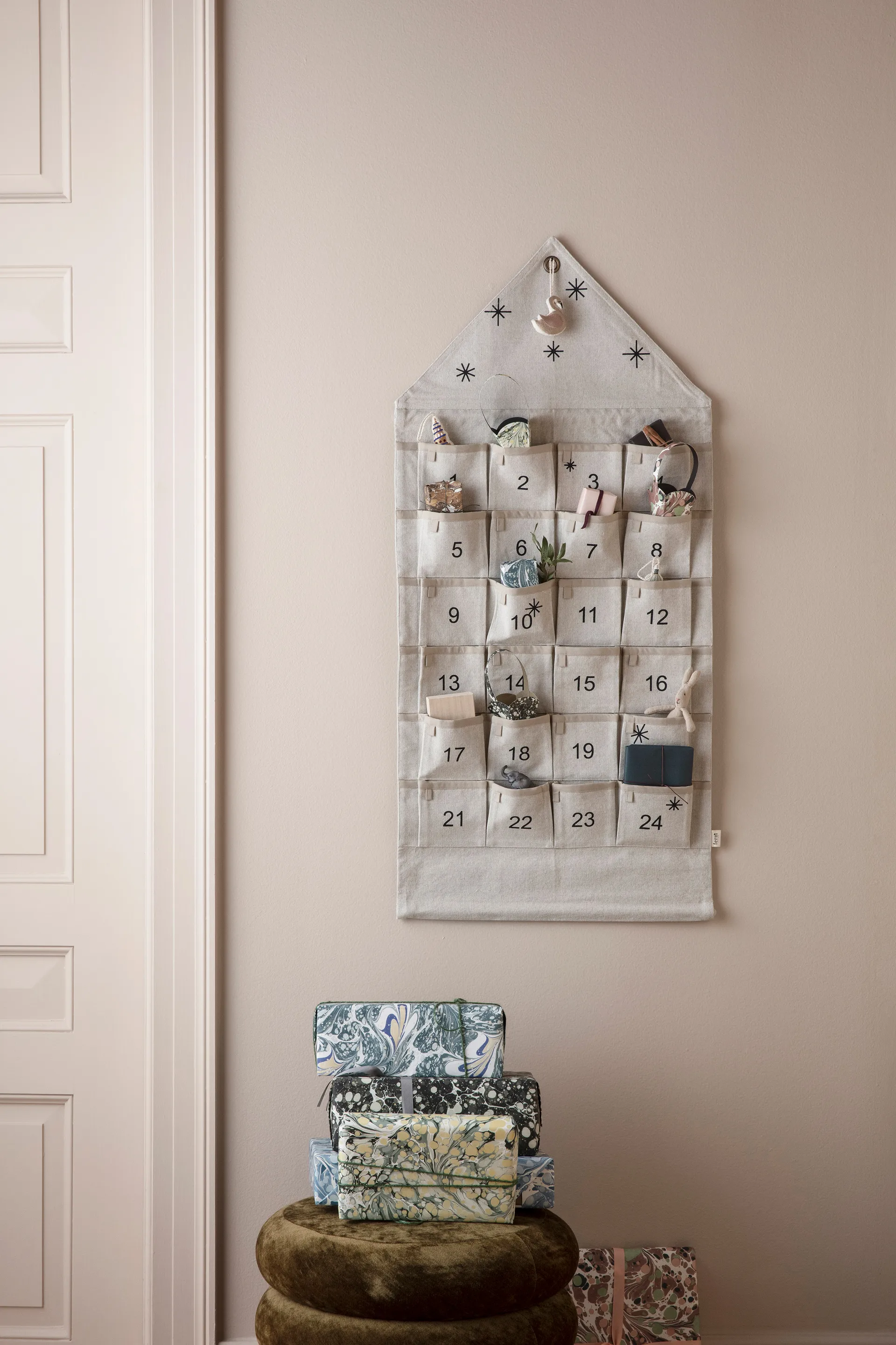 Star julkalender hus 100 cm, Sand Ferm Living