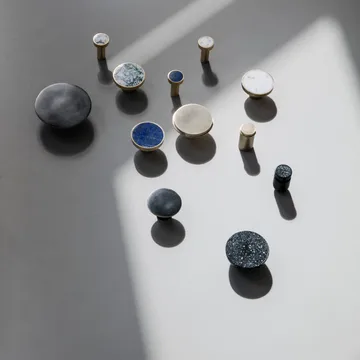 Stone krok stor - vit marmor-mässing - Ferm Living