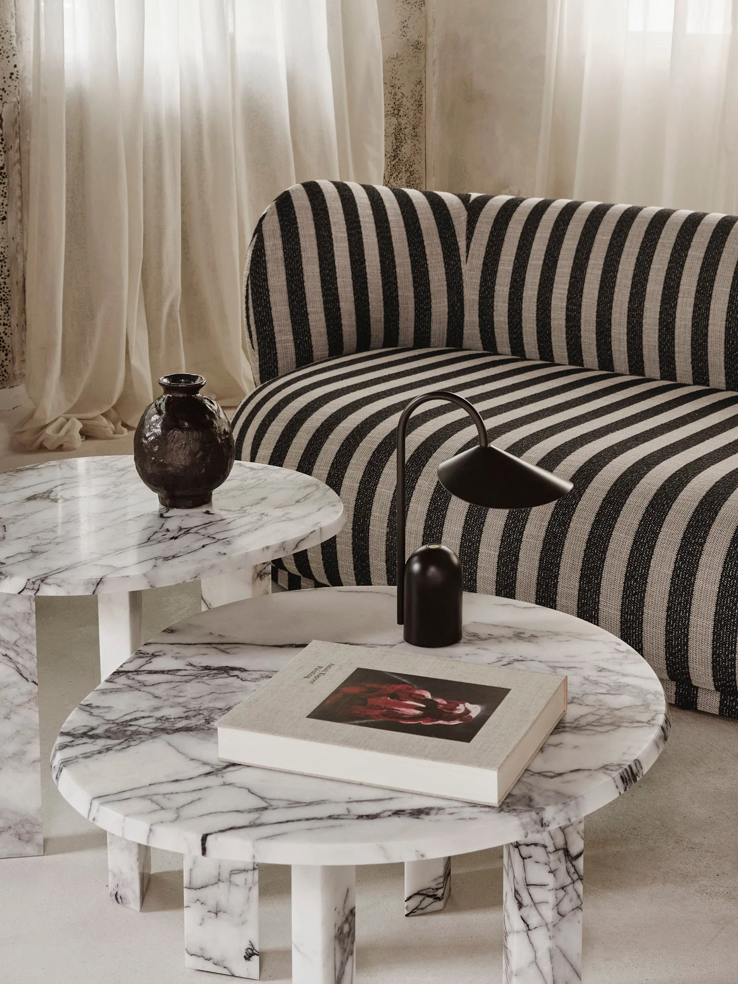 Taula soffbord Ø67x35 cm, White-charcoal Ferm Living