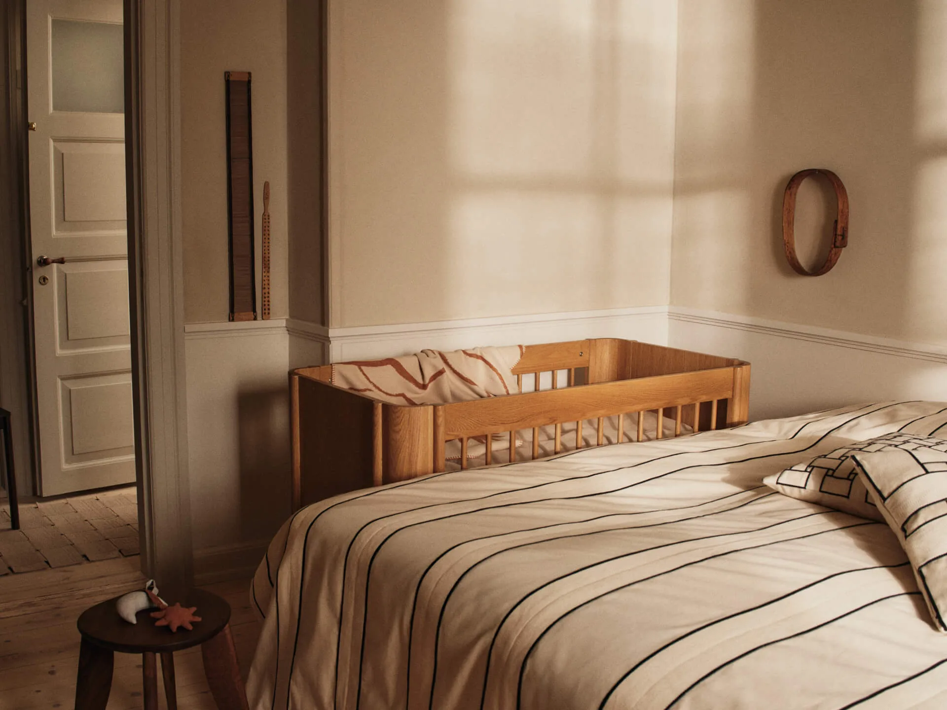 Tilu spjälsäng, Natural oak, 129x68,5x80 cm Ferm Living