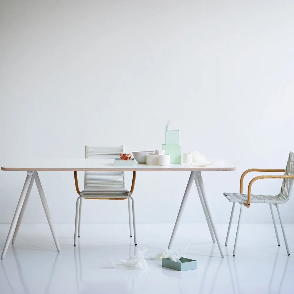 Turn Dagbädd, tyg fiord by kvadrat dark grey, svart stativ Ferm Living