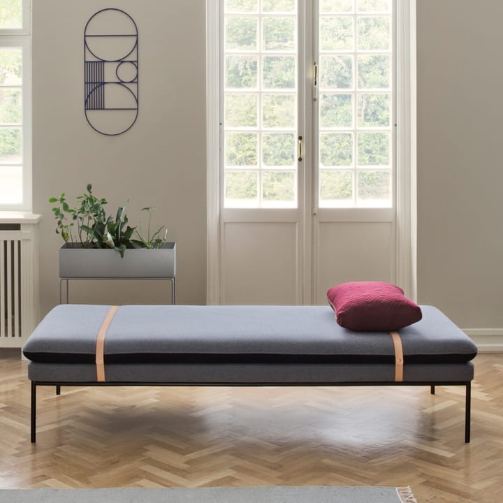 Turn Dagbädd, tyg fiord by kvadrat rust, svart stativ Ferm Living