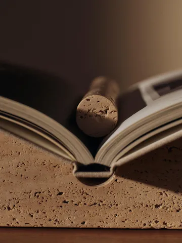 Tvara bokställ - Travertine, 22x22 cm - Ferm Living