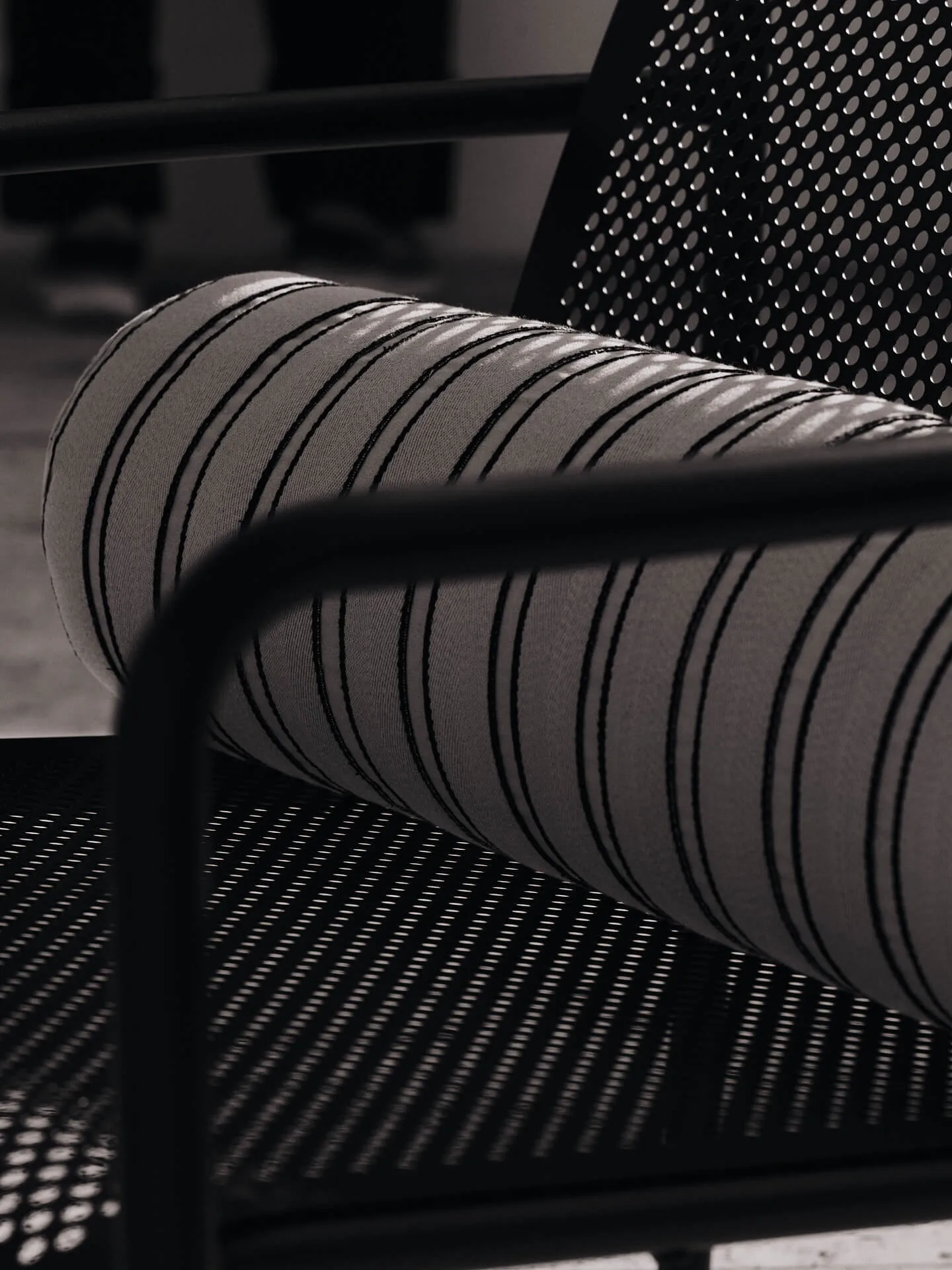 Twill bolster cylinderkudde, Off-white-black Ferm Living