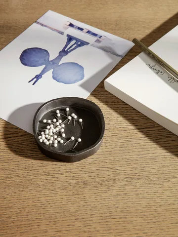 Yama bricka rund 8,3x8,9 cm - Svärtad aluminium - Ferm Living