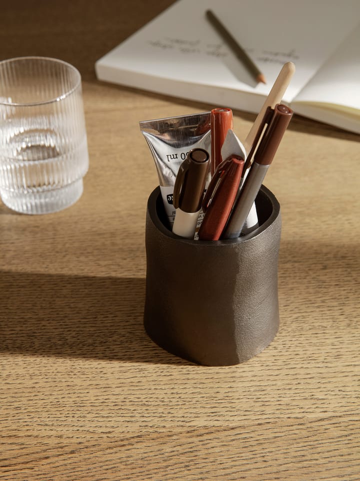 Yama pennställ small Ø7,8 cm, Svärtad aluminium Ferm Living