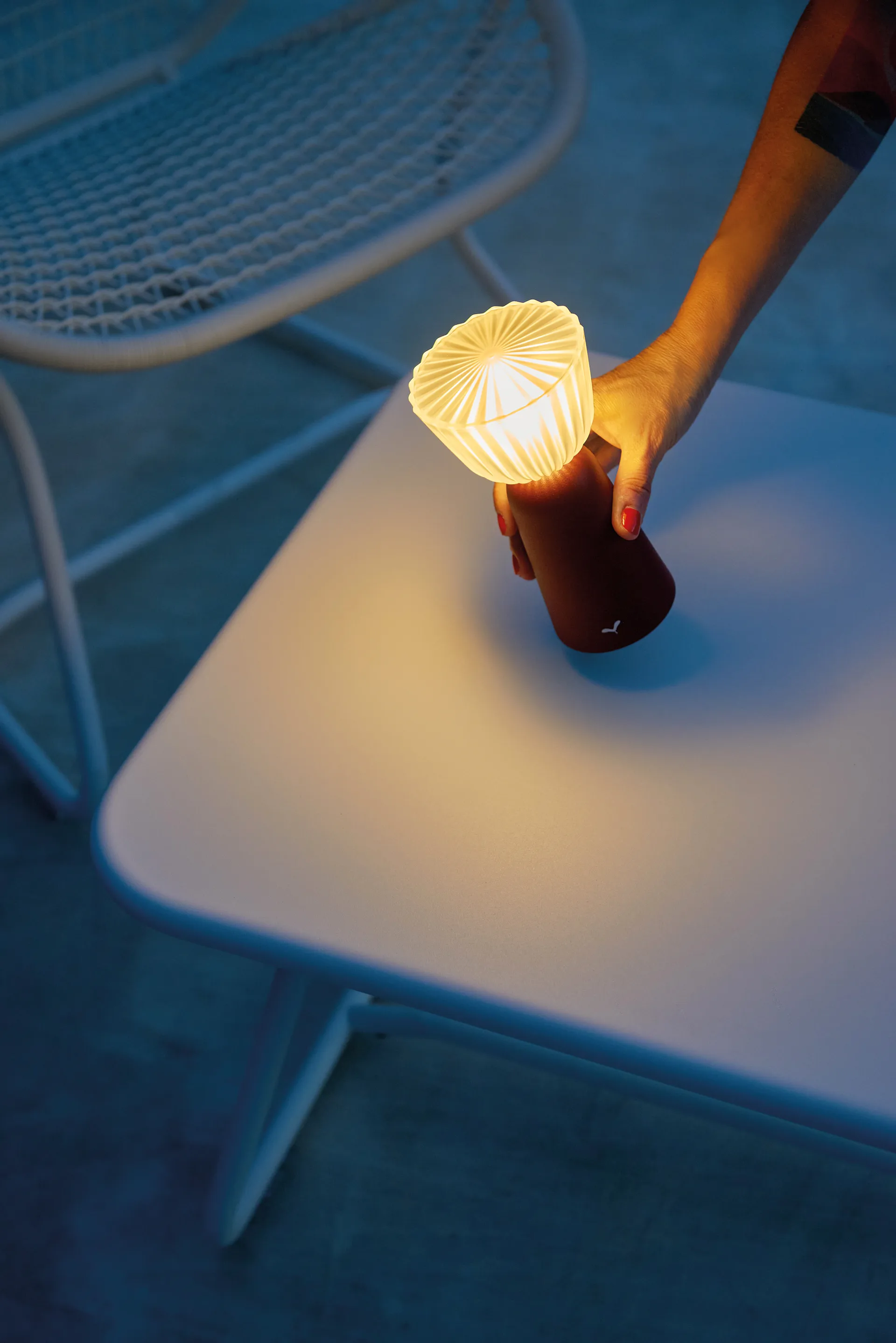 Swiing portabel bordslampa, Black cherry Fermob