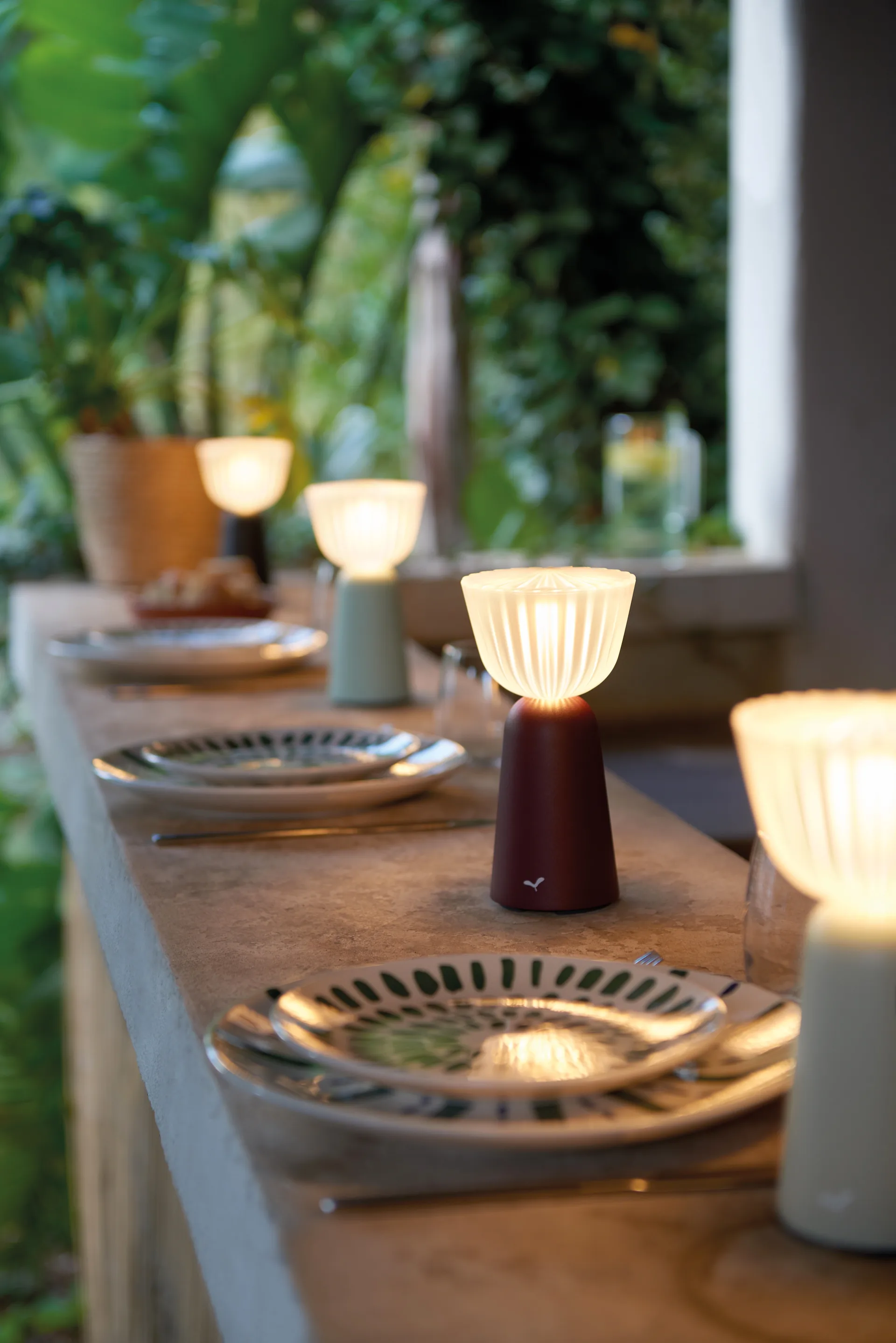 Swiing portabel bordslampa, Black cherry Fermob