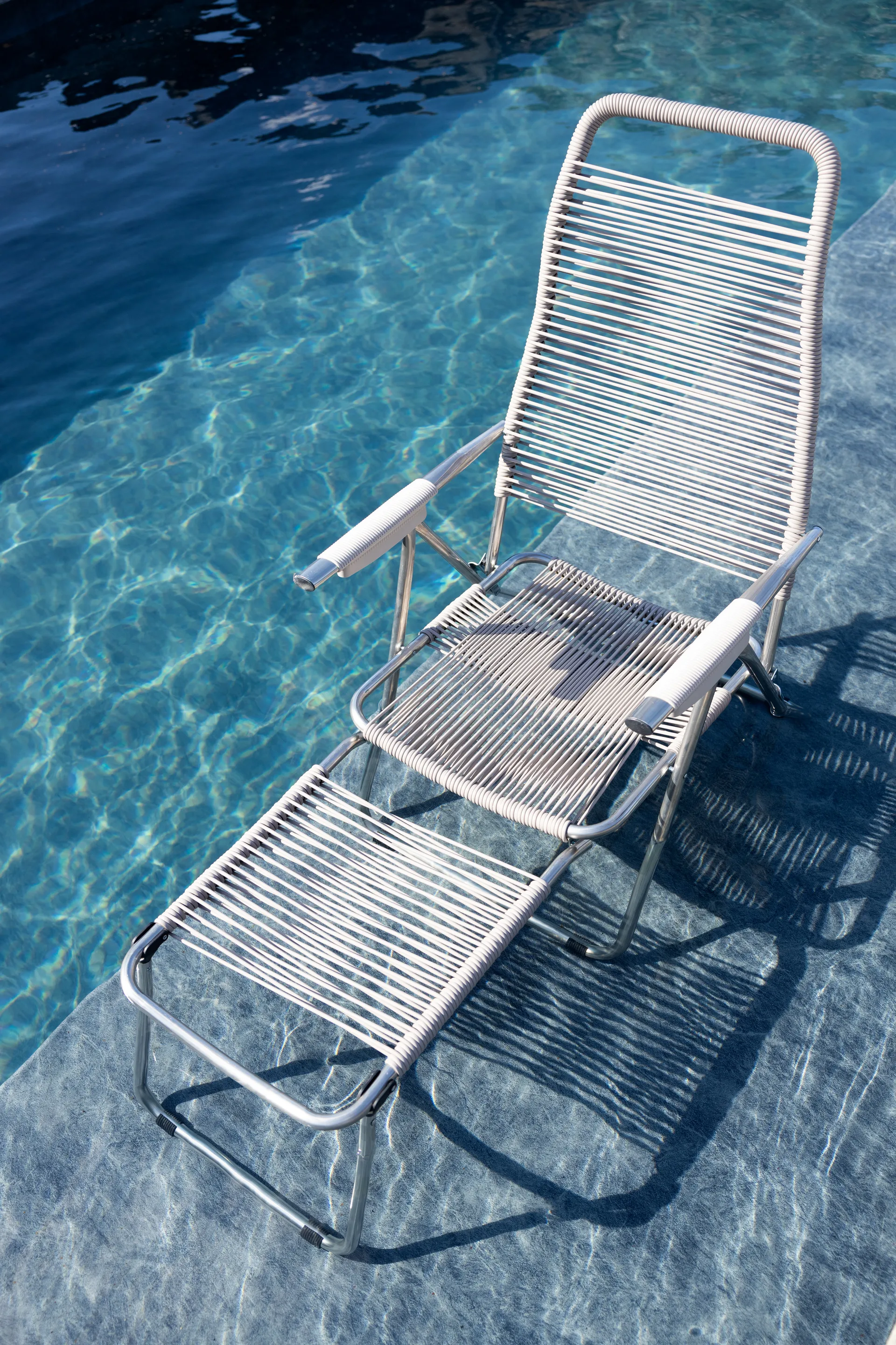 Spaghetti solstol med fotstöd, Grey Fiam