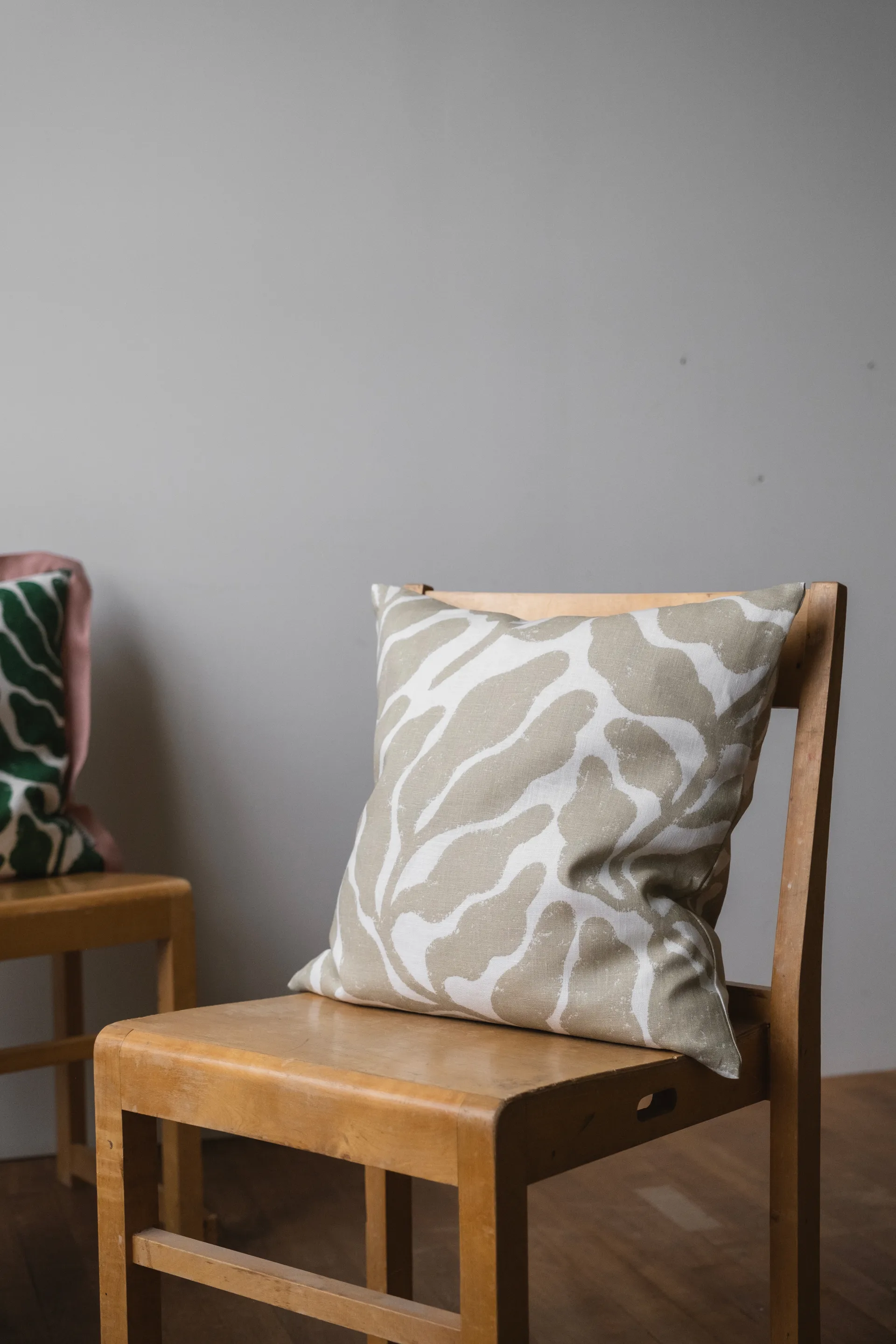 Leaves kuddfodral 48x48 cm, Sand Fine Little Day