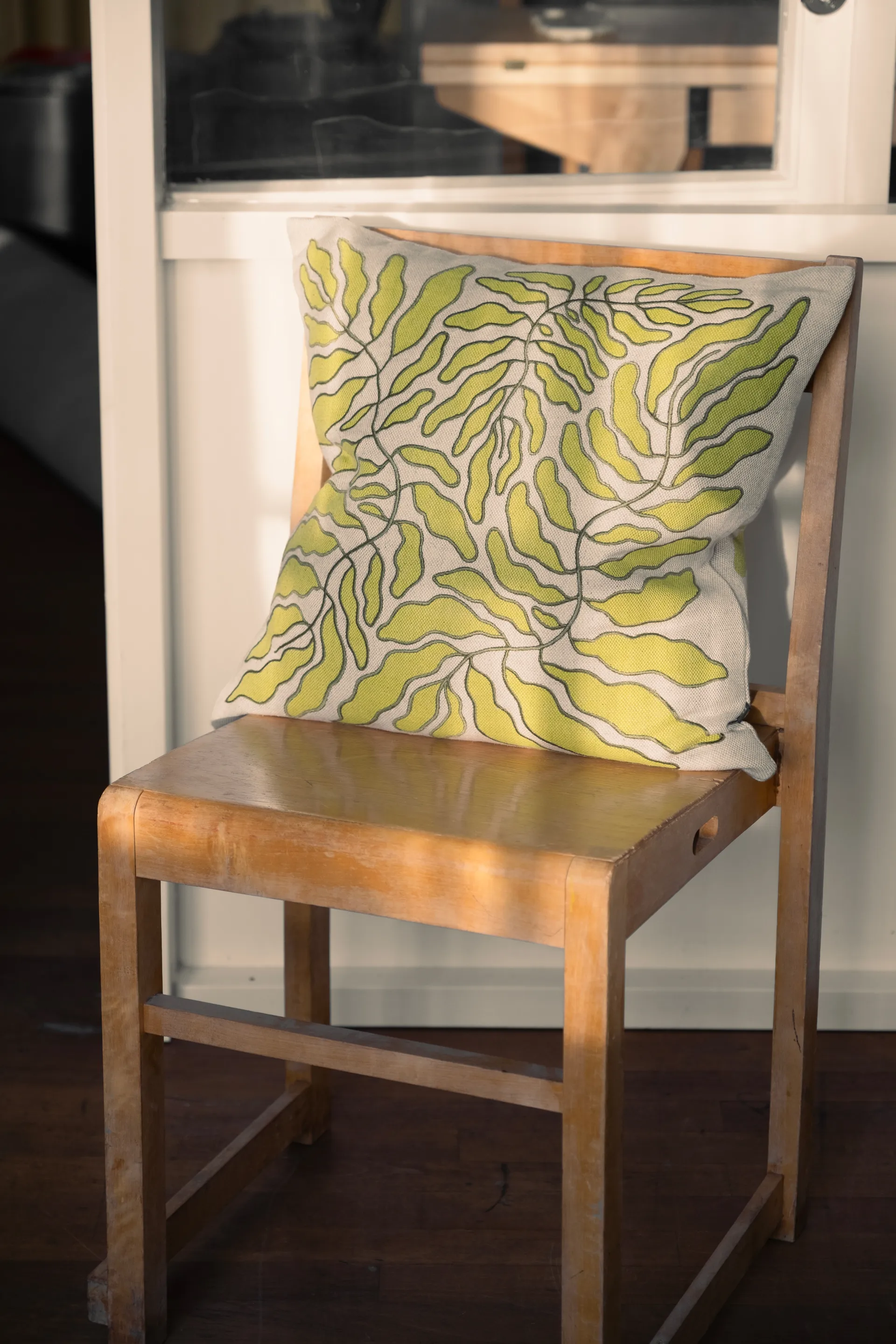 Leaves kuddfodral broderat 48x48 cm, Lime-nature Fine Little Day