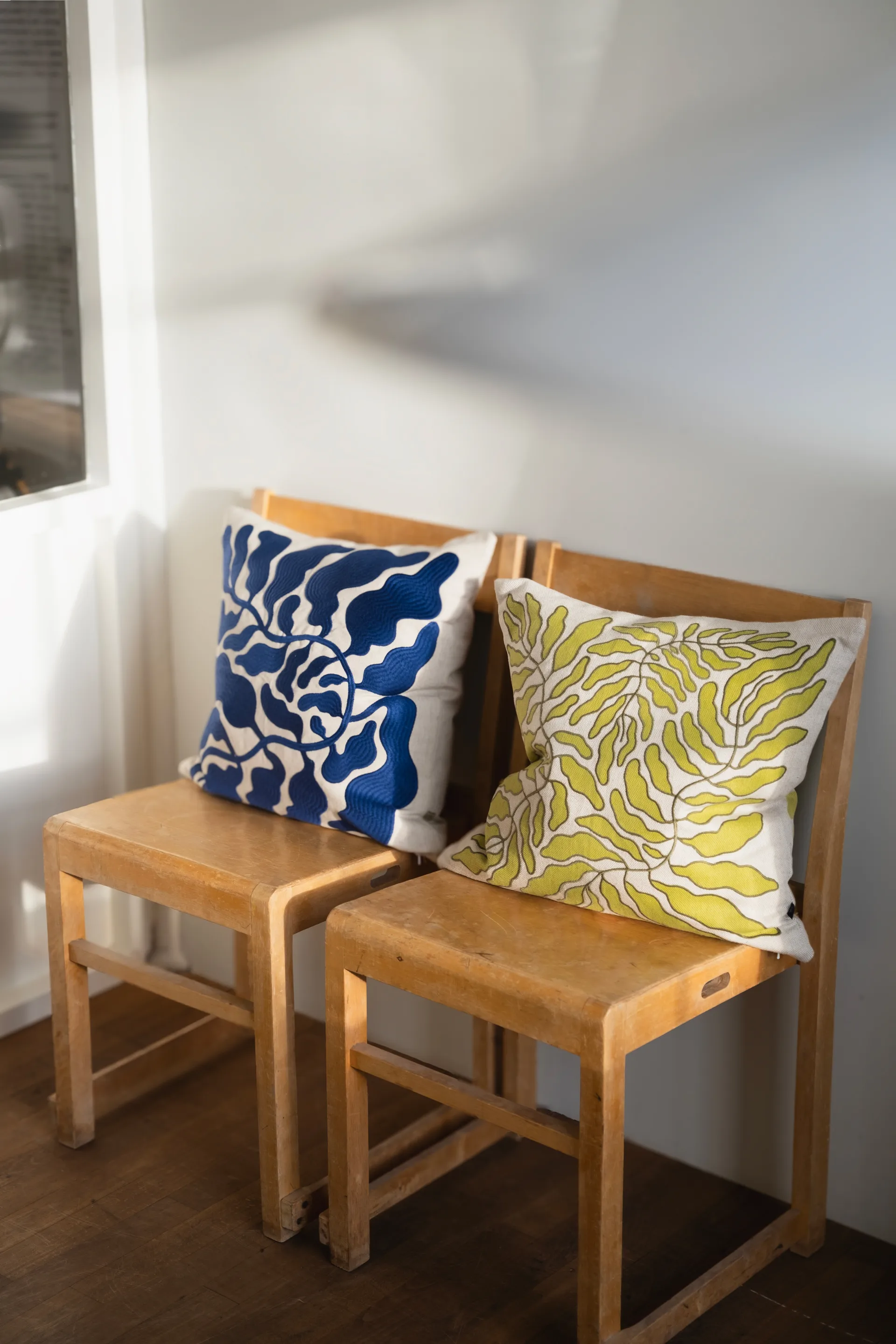 Leaves kuddfodral broderat 48x48 cm, Lime-nature Fine Little Day