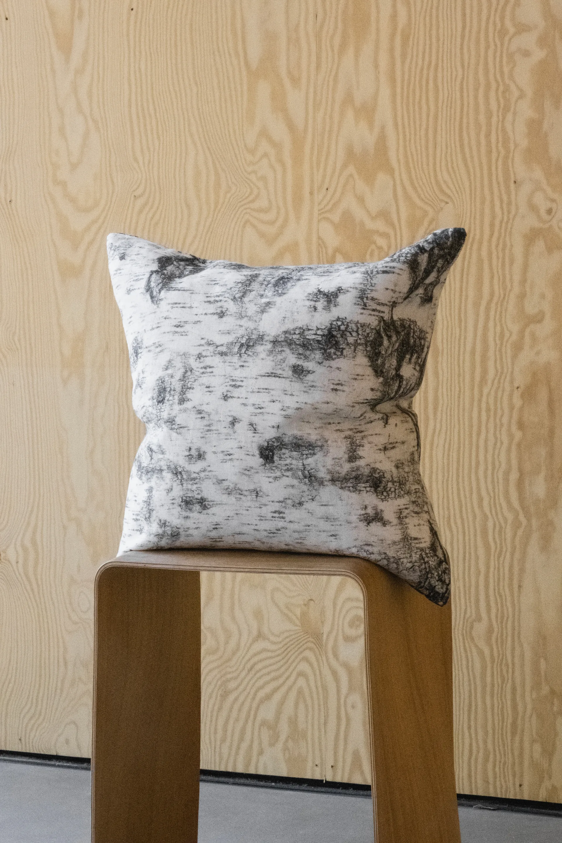 Näver kuddfodral 48x48 cm, Black-white Fine Little Day