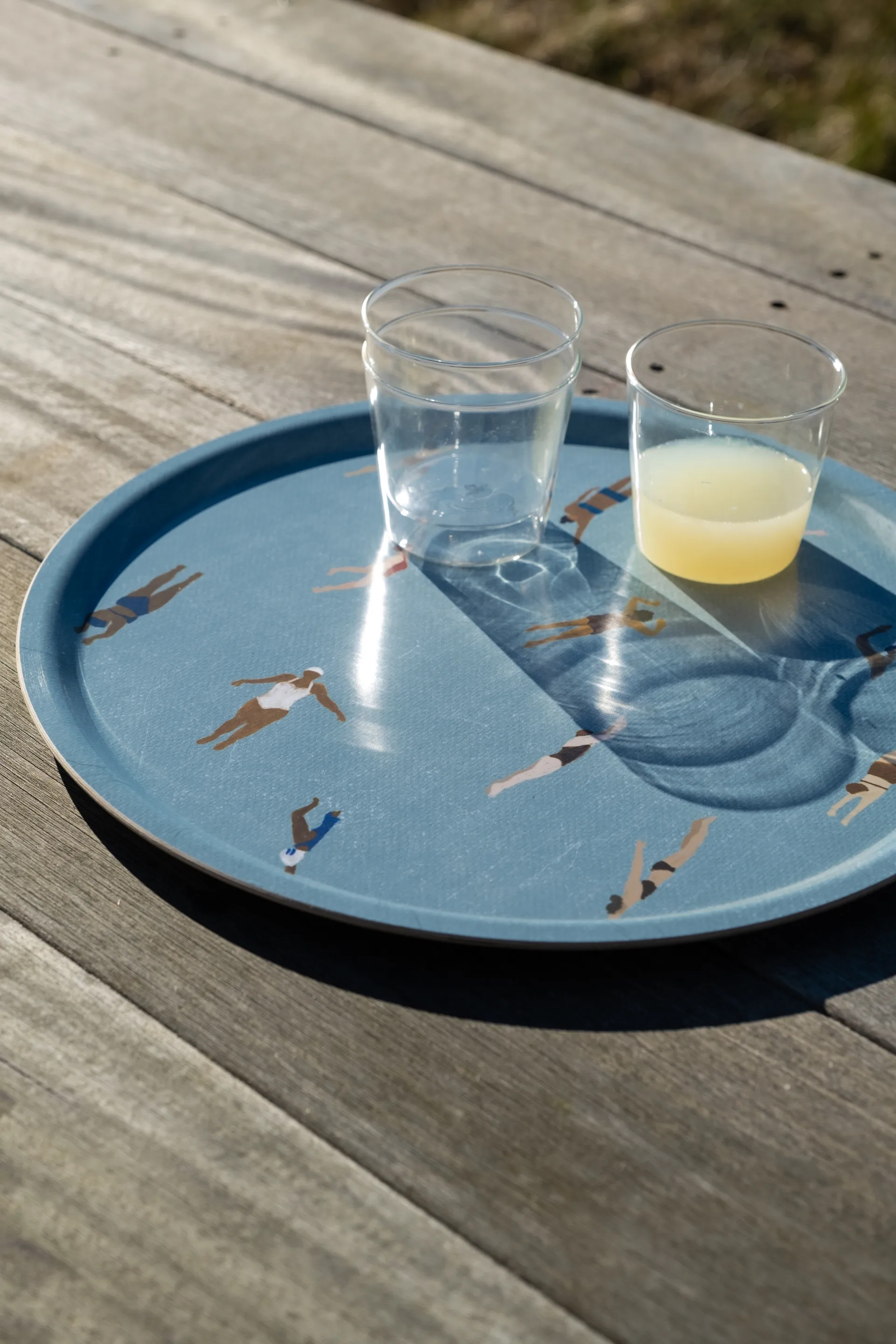 Swimmers bricka Ø38 cm, Blå Fine Little Day