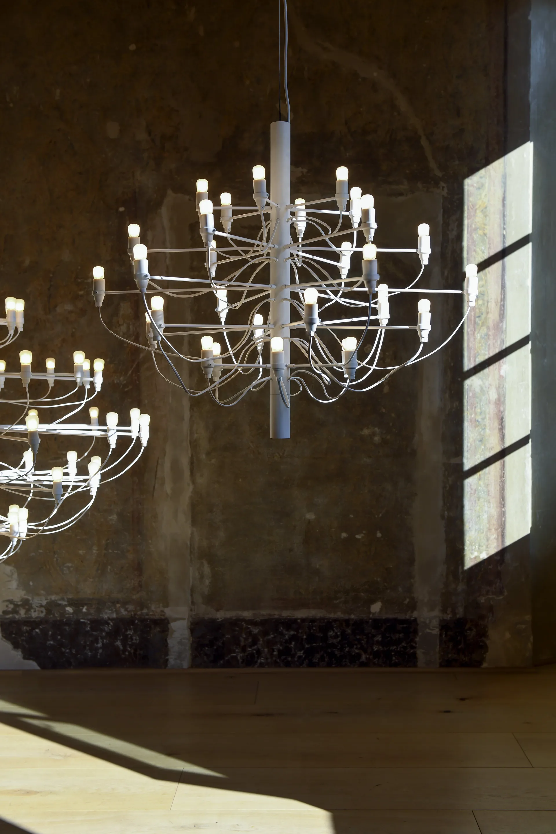 2097 Sarfatti ljuskrona LED, Mässing 30 lampor Flos