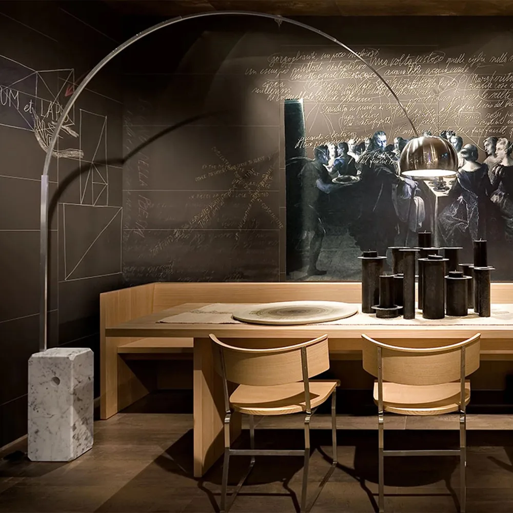 Arco golvlampa, Krom-fot av carraramarmor Flos