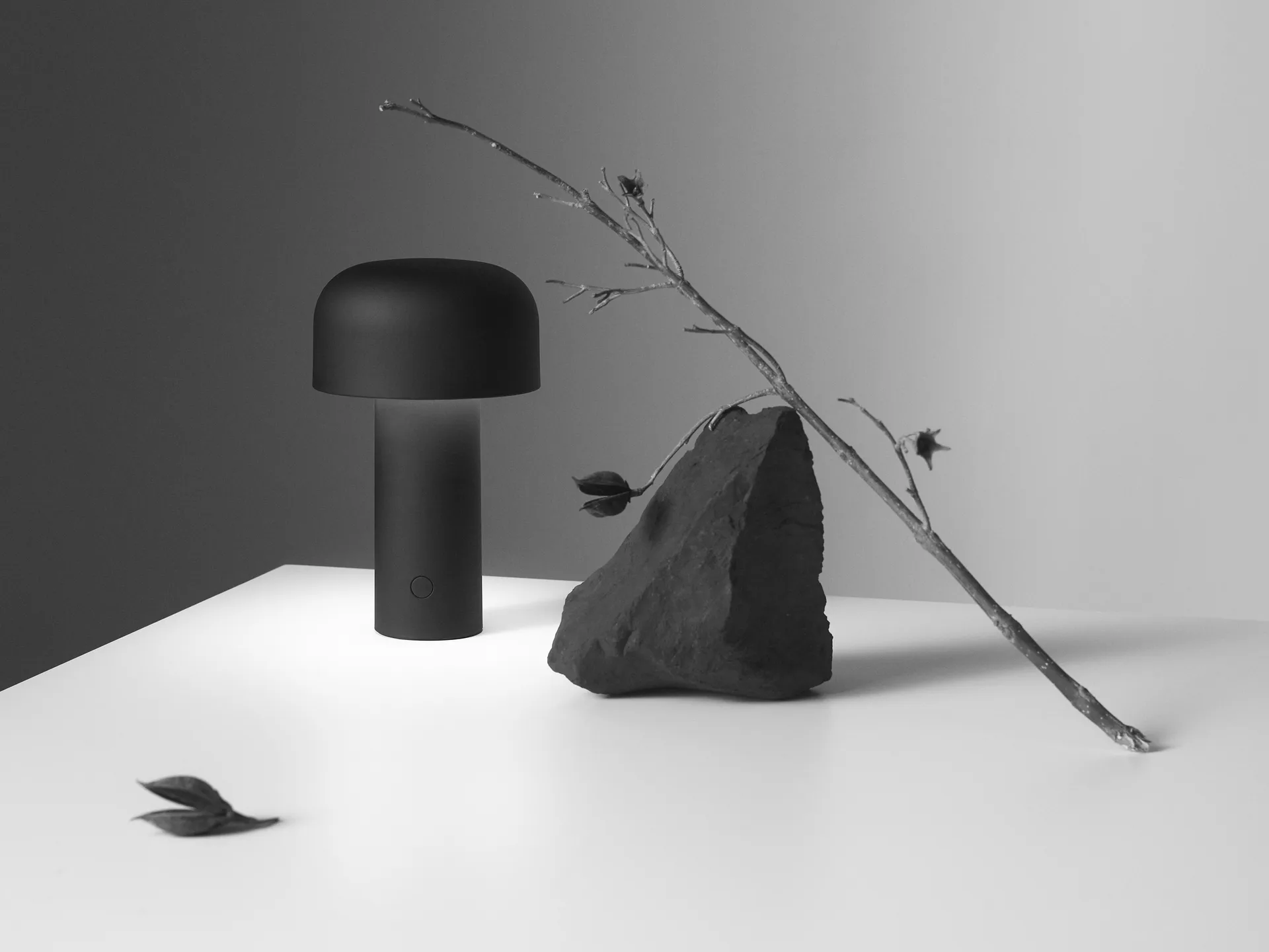 Bellhop bordslampa portabel, Matte black Flos