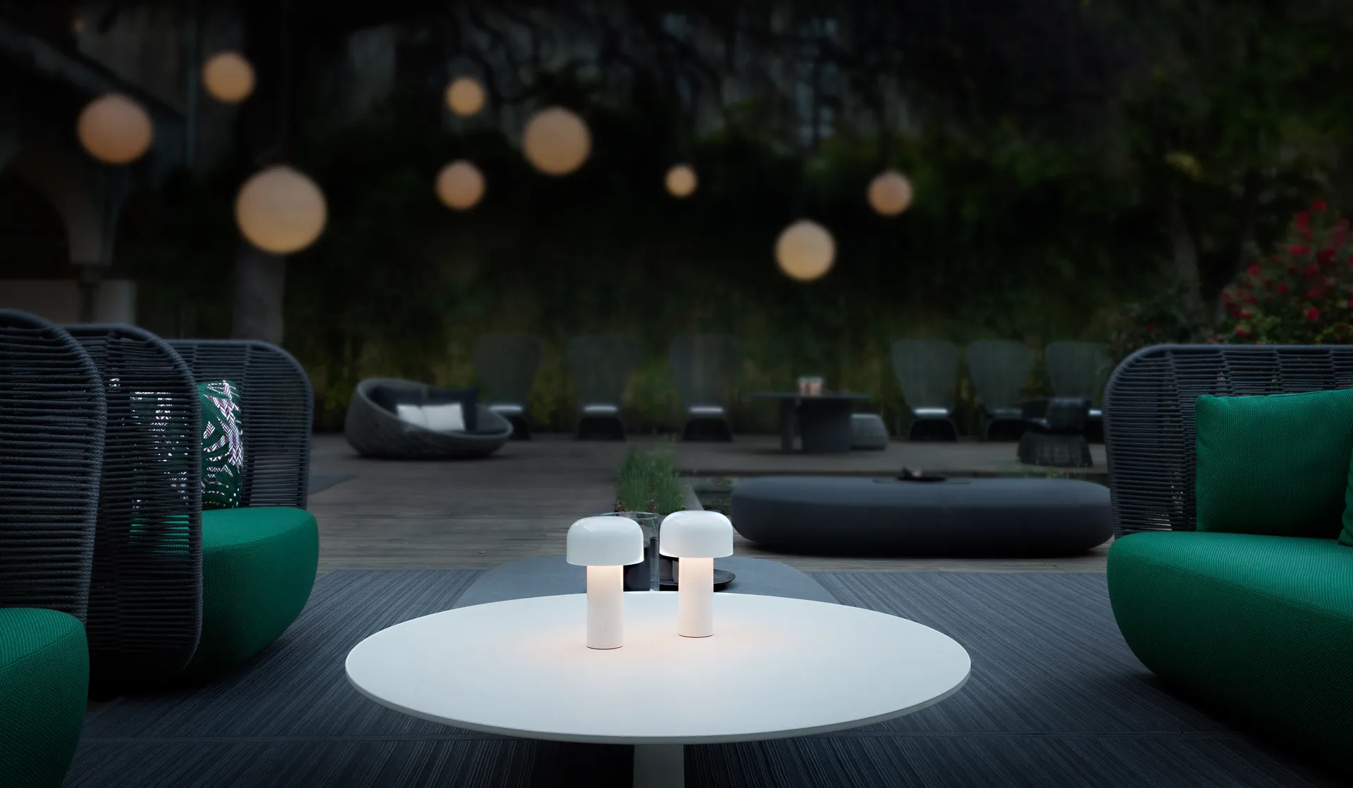 Bellhop bordslampa portabel, White Flos