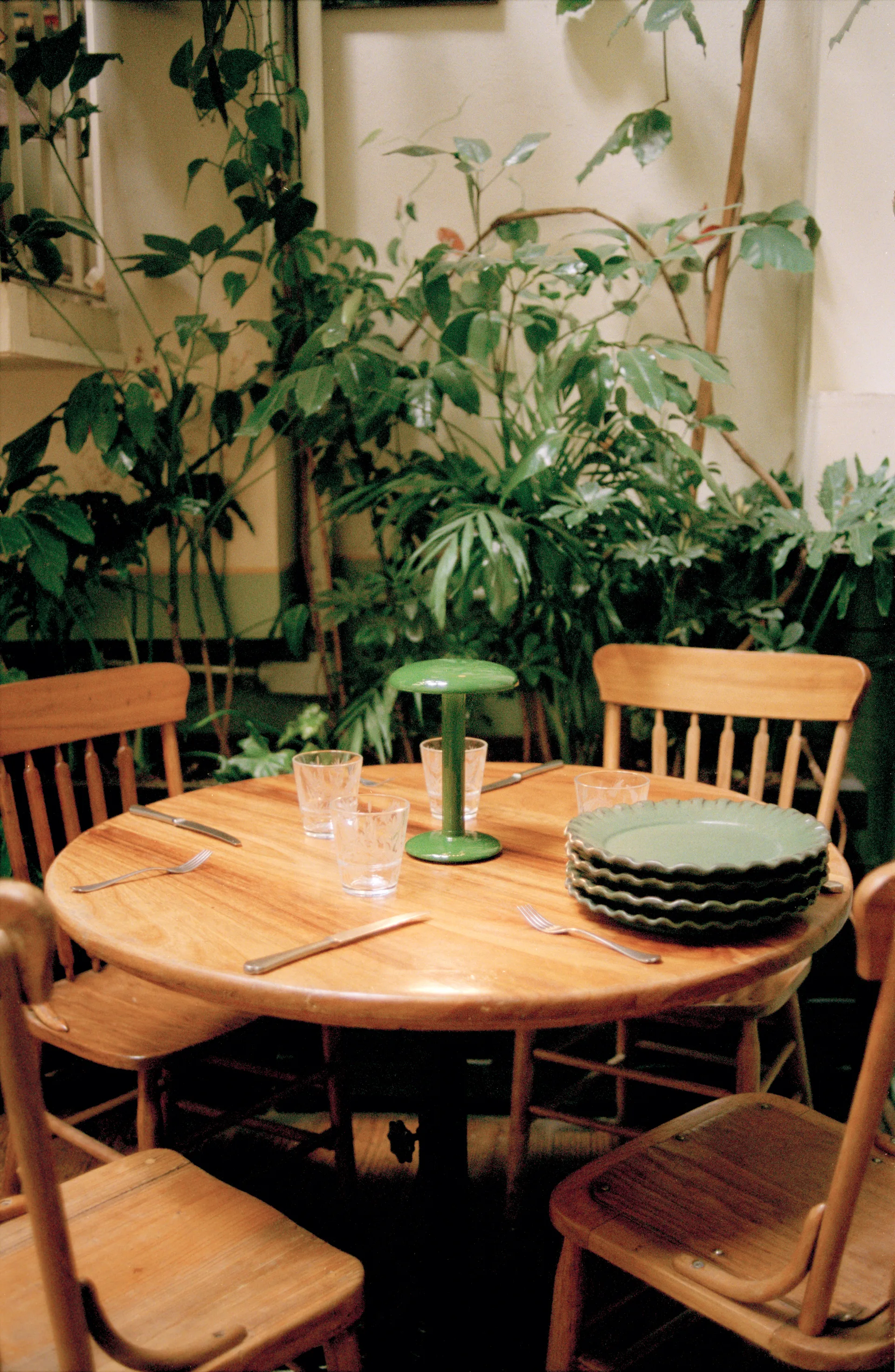 Gustave Residential bordslampa portabel, Lacquered green Flos