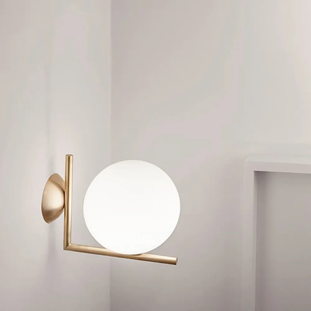 IC lights C/W1 vägglampa, Borstad mässing-opal Flos