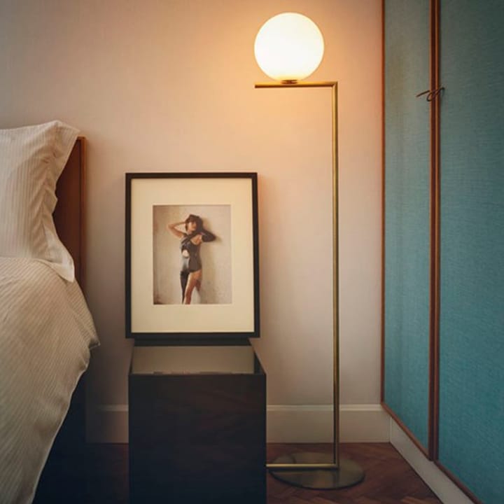 IC lights F1 golvlampa, borstad mässing, opal Flos