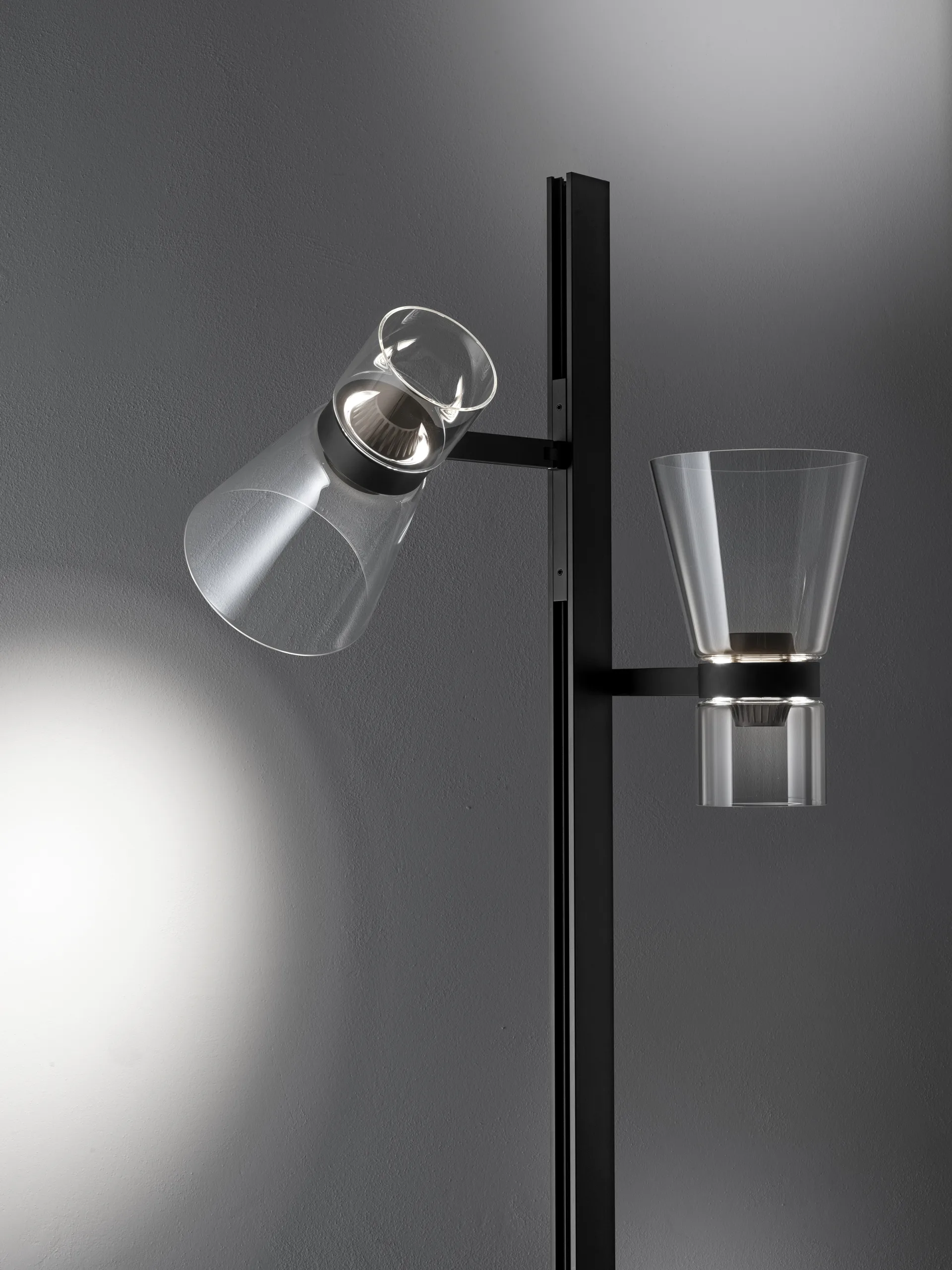 Nocturne F2 cone golvlampa - Svart,  Flos