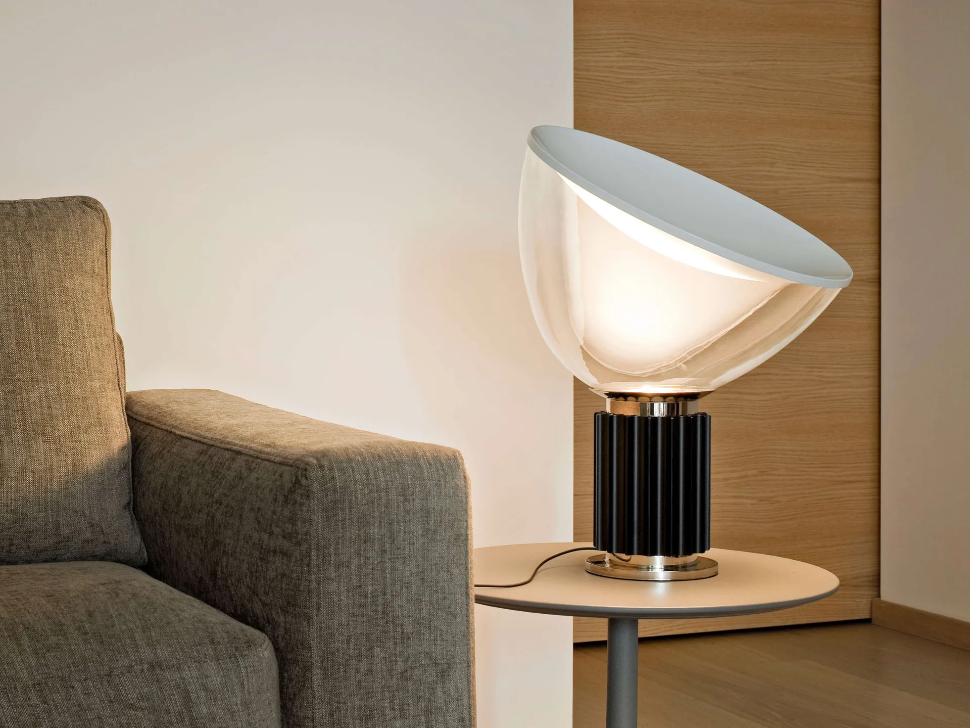 Taccia PMMA bordslampa, Svart LED Flos