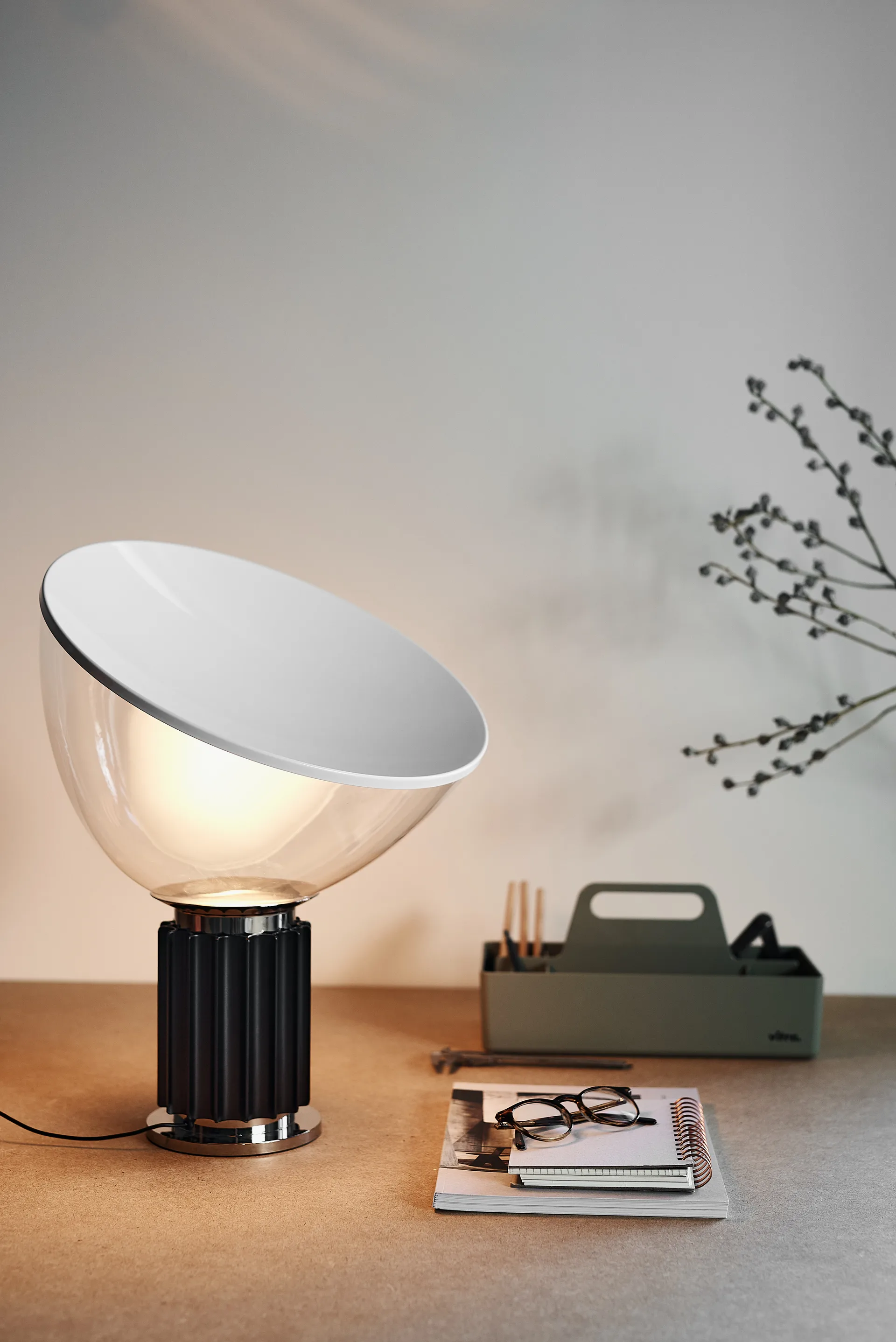 Taccia Small bordslampa LED 48,5 cm, Svart-glaskupa Flos