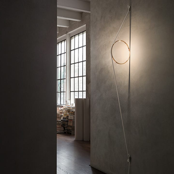 Wirering vägglampa, grå/guld Flos