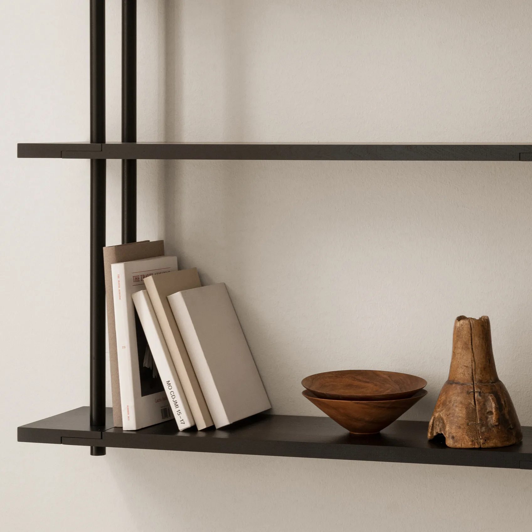 Bond hylla vägg W103, Svart lackad björk Fogia