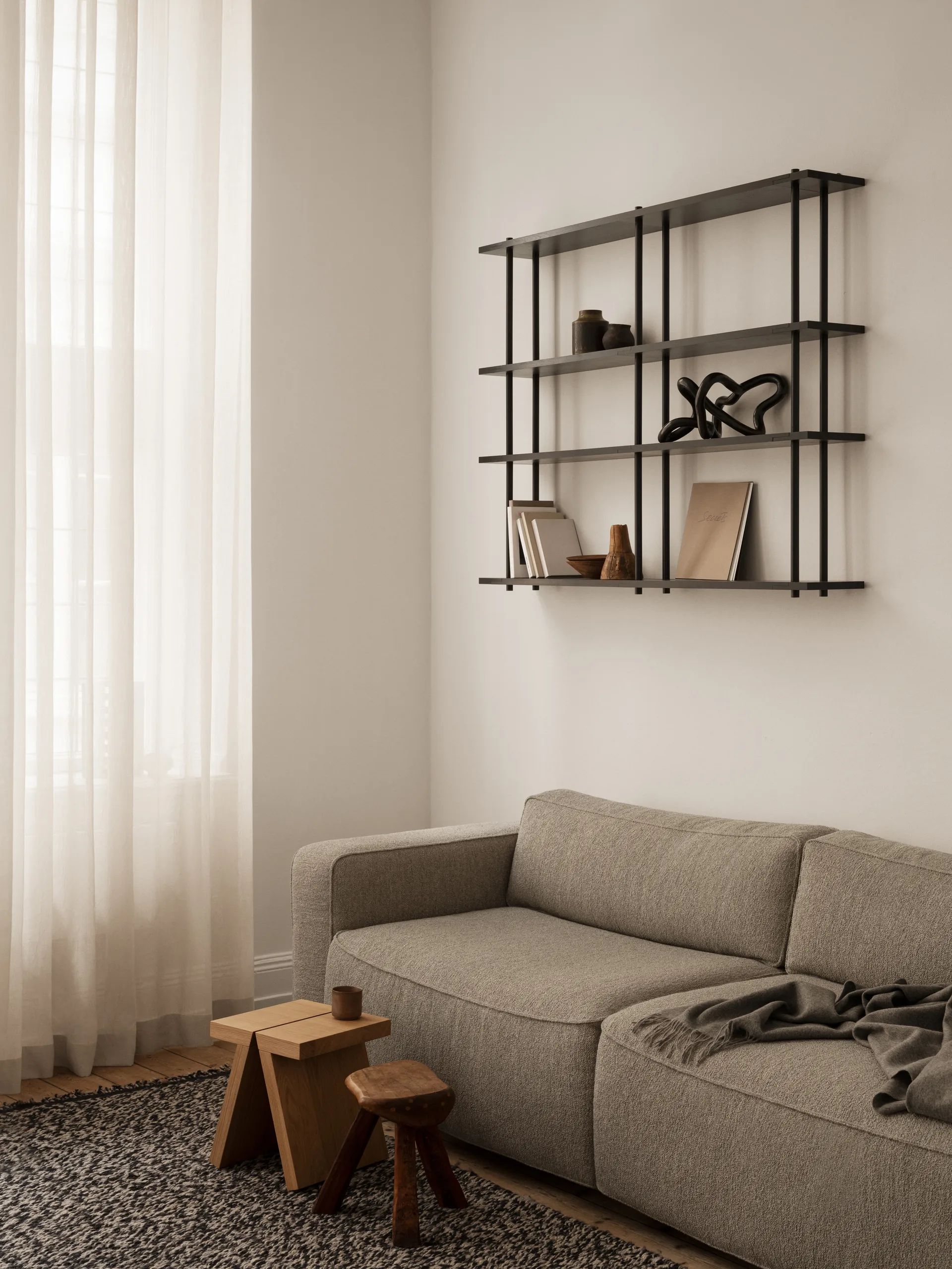 Bond hylla vägg W103, Svart lackad björk Fogia