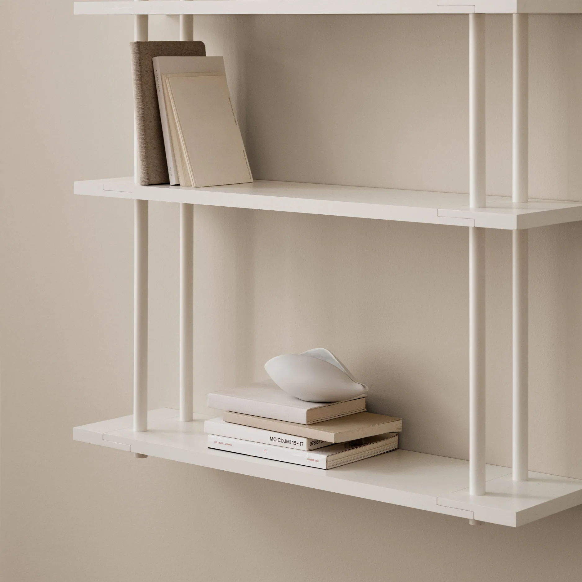 Bond hylla vägg W103, Vit lackad björk Fogia