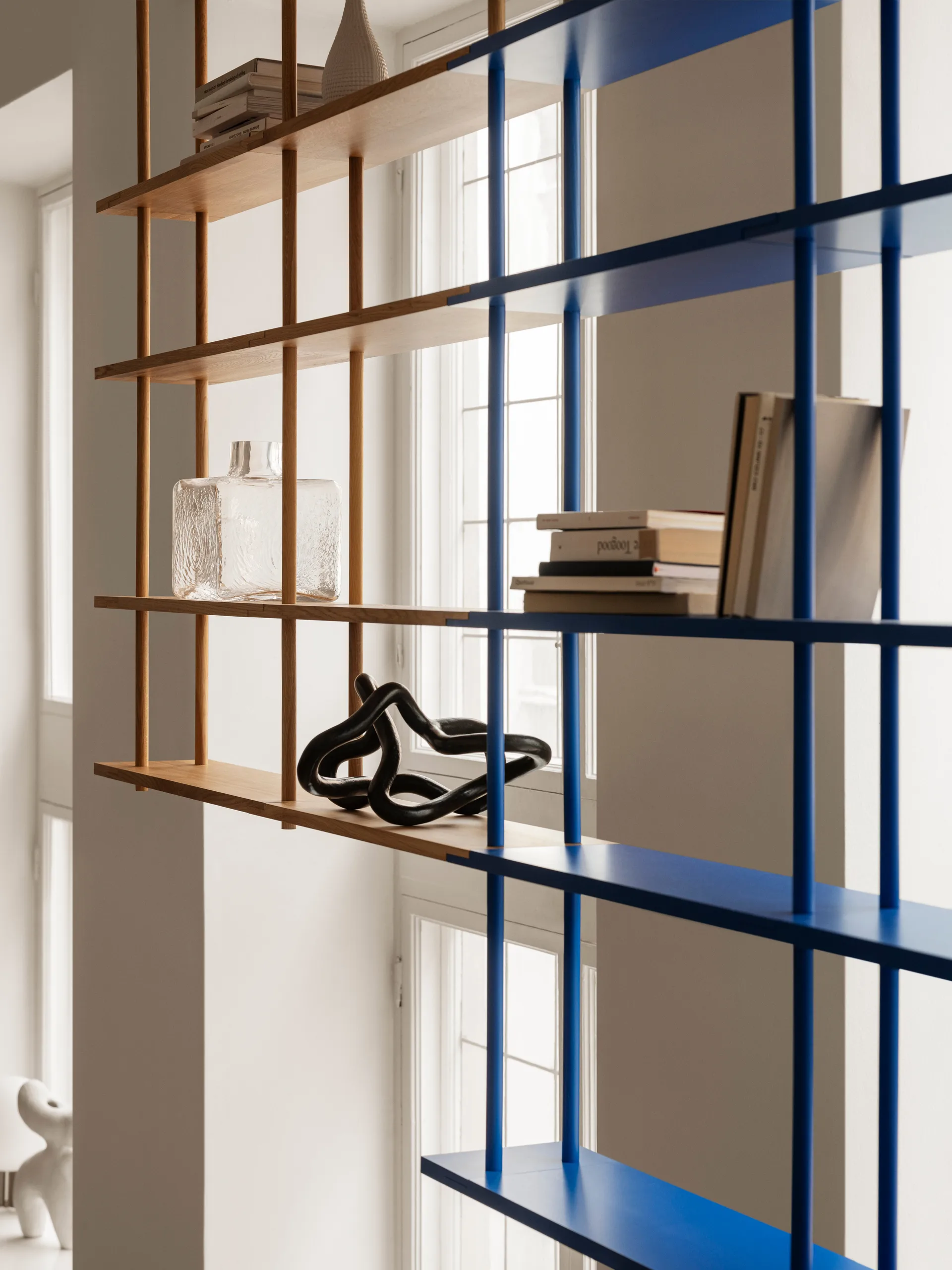 Bond hylla vägg W106, Blå lackad björk Fogia