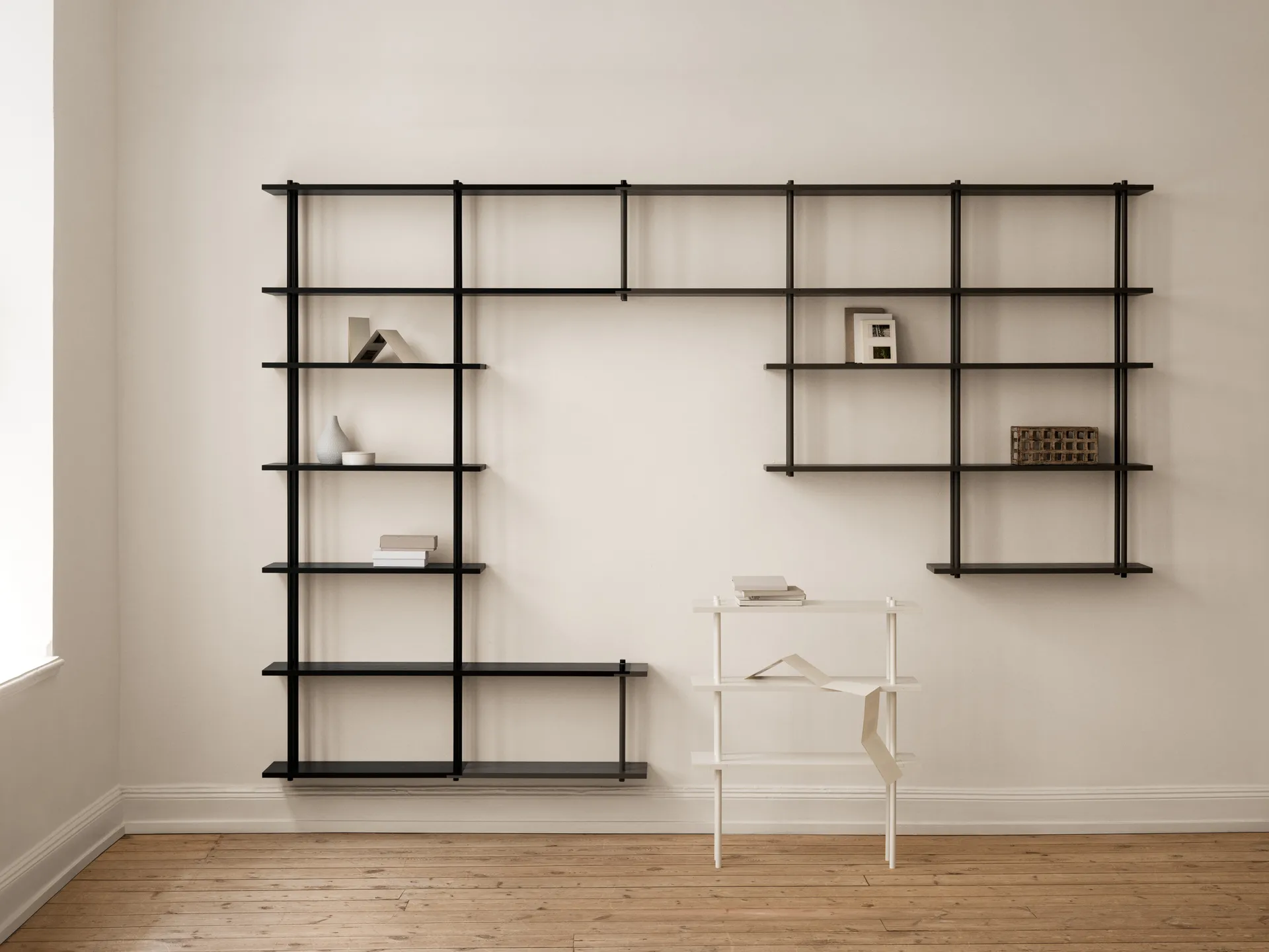 Bond hylla vägg W106, Svart lackad björk Fogia