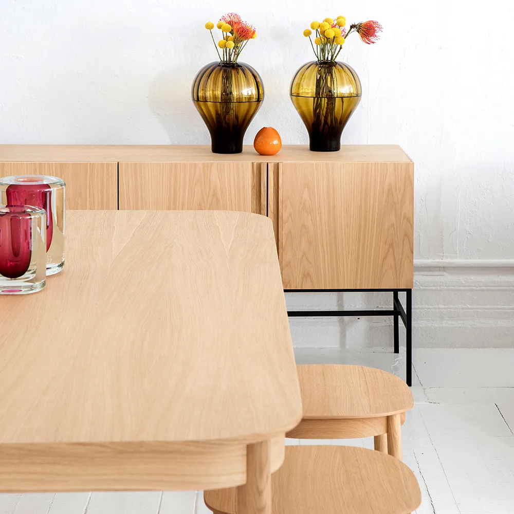 Boss sideboard, Ek-3 dörrar-kalksten-metallstativ Fogia