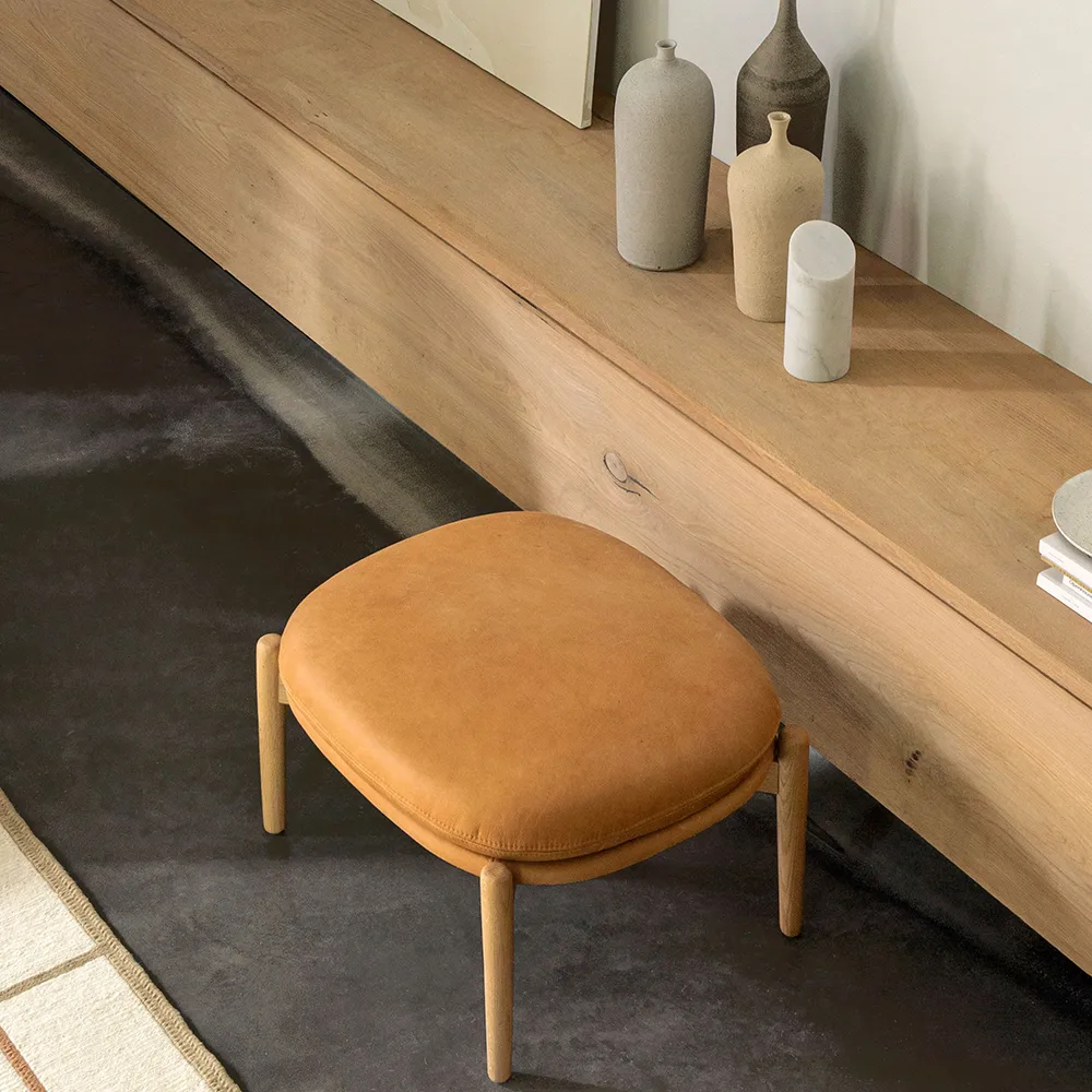 Embrace ottoman ekben, tyg Barnum pine 9 , lackad Fogia