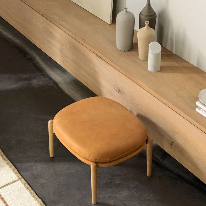 Embrace ottoman ekben, tyg Barnum pine 9 , lackad Fogia