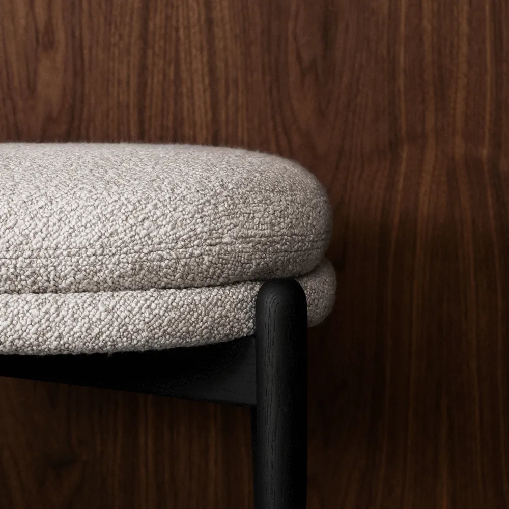 Embrace ottoman ekben, tyg Barnum pine 9 , lackad Fogia